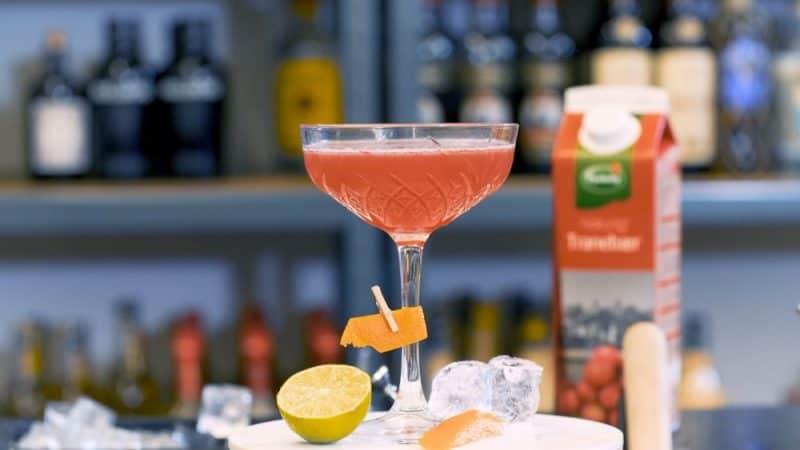 Cosmopolitan cocktail cosmopolitan opskrift - how to make a cosmopolitan - how to make cosmopolitan drink opskrift