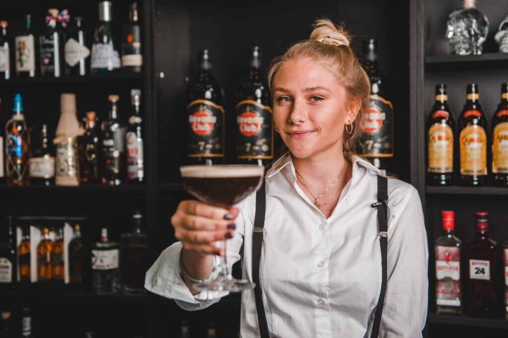 Cocktails til fest - Cocktail Bartender - Bartender udlejning - Lej en bartender 