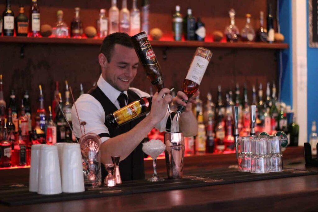 Vores Bartender Mathias Daa - Flair Bartender til fest - Cocktails til fest - Lej en Bartender - Bartender Udlejning