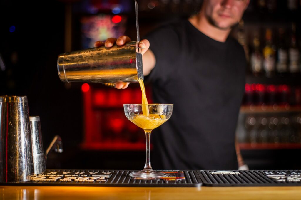 Bartender i London - Hvordan laver man cocktails - Bar udstyr guide - Cocktail guide