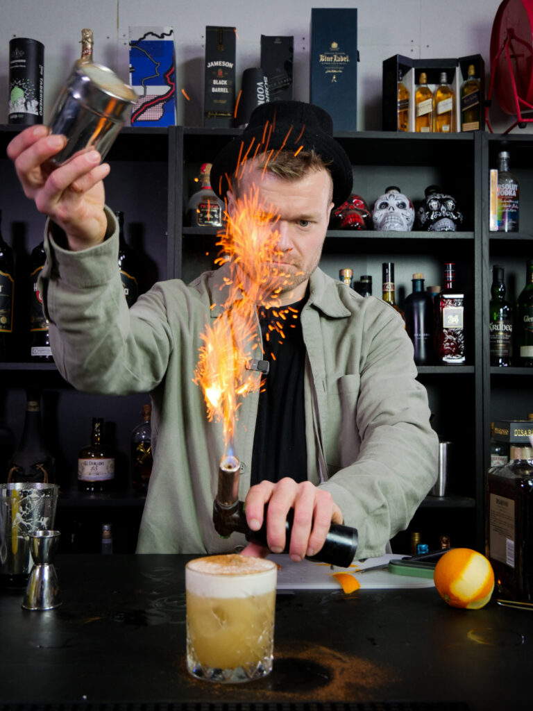 Dygtige Cocktail Bartendere - Rasmus Bartender - Lej Cocktail Bar - Lej Mobil Bar til fest